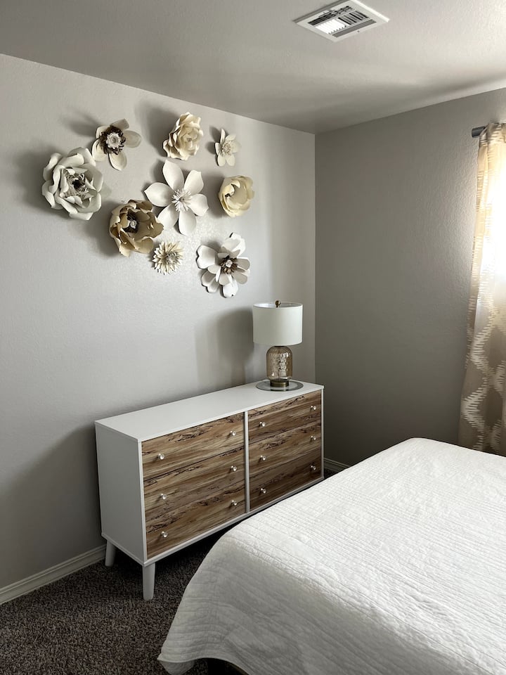 Оваа спална соба е светла, спокојна и може да ви донесе удобност до крајот на денот со осветлување на ламбата. Има многу фиоки за чување на предметите,  а покрај тоа има и плакар со закачалки. Цвеќињата на ѕидот се рачно изработени. 