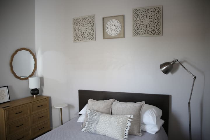 Ова е главната спална соба со брачен кревет (широк 150-179 см), прошетка во плакар и сопствена бања. Во оваа соба може да се опуштите и да се опуштите без грижи во светот. 