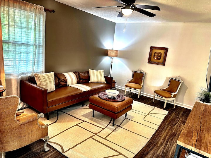 Southern Solace: Cozy Retreat Near Downtown Newnan - Newnan, GA