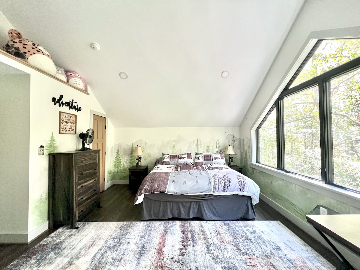 تستوعب هذه الغرفة الواسعة بسهولة سريرًا ثانيًا بمقاس كينج. ملاءات فاخرة ولحاف مريح مشمولان. يوفر كل سرير وسائد فاخرة وثابتة حتى تتمكن من اختيار نومك المثالي.