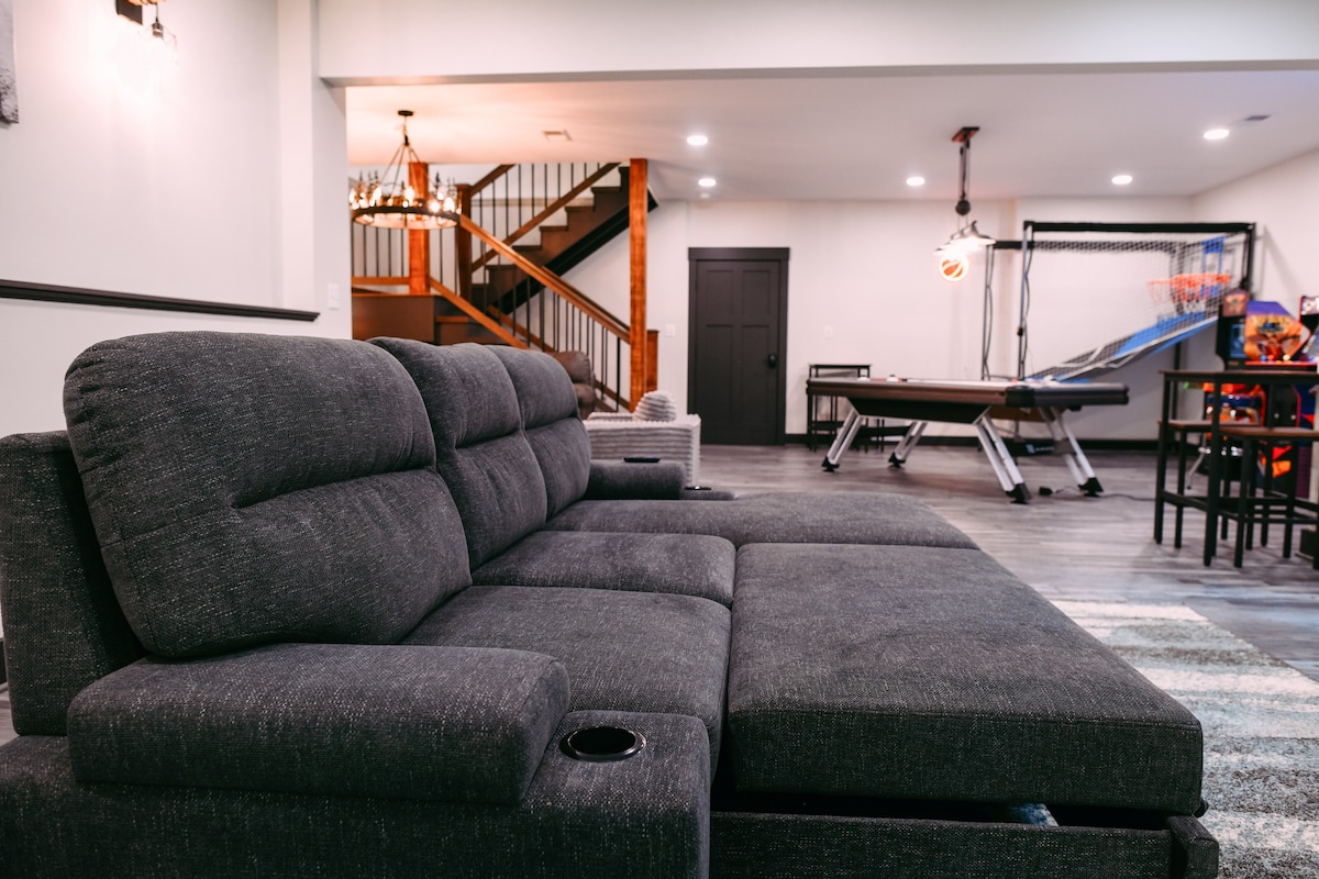 الأريكة القابلة للسحب في الطابق السفلي تعادل سريرًا بالحجم الكامل. كما يتم توفير الملاءات واللحاف والوسادة.