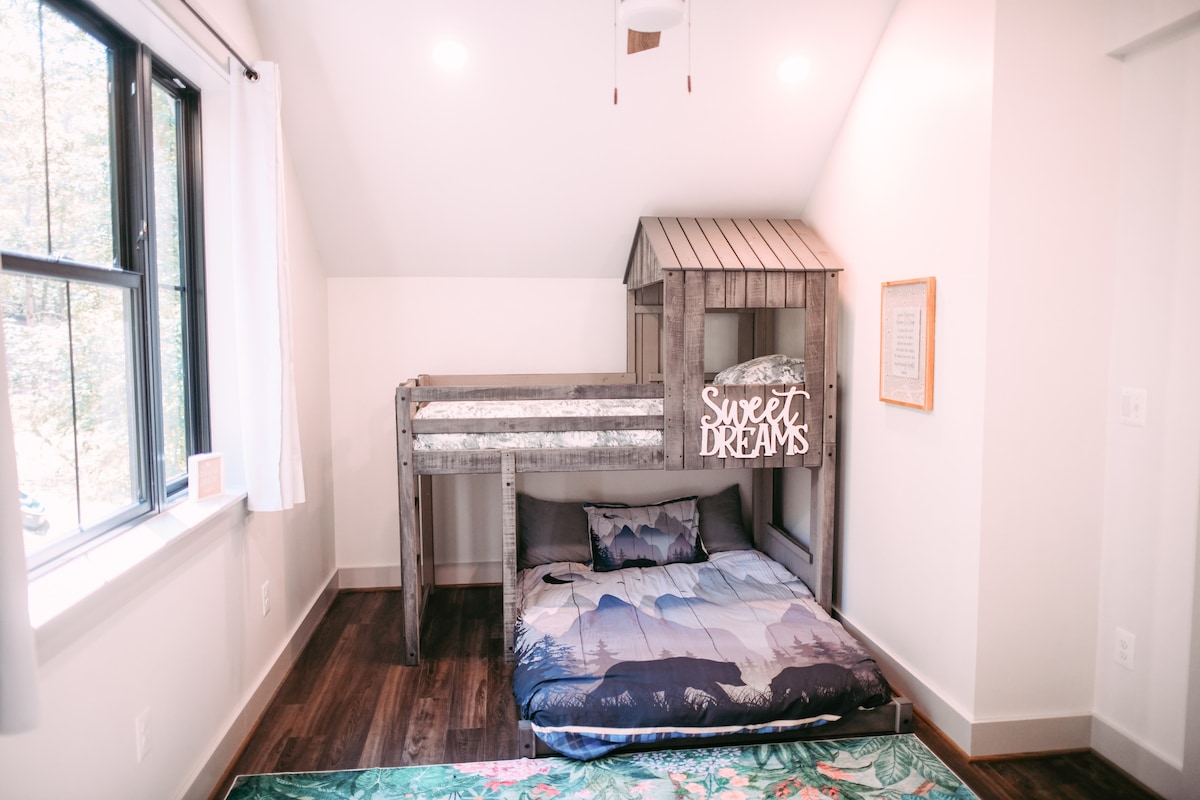 ليس مجرد سرير بطابقين، إنه مثل بيت شجرة داخلي!