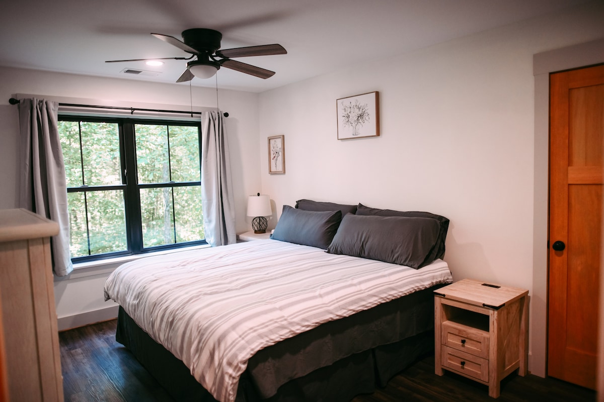 تحتوي غرفة النوم الرئيسية على حمام خاص. يوفر السرير بحجم كينج واللحاف والوسائد نومًا مريحًا.