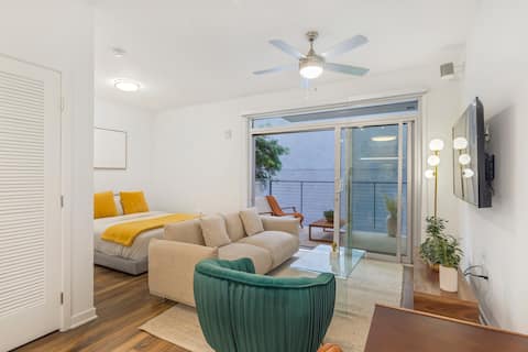 Top Airbnb: Secured Parking, Gym, Private Patio, Work Desk in Beverly Grove