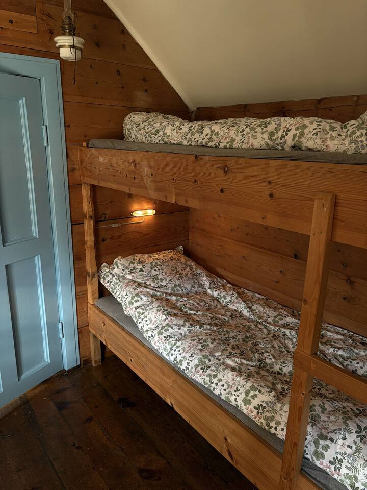 حجم الأسرّة:
الجزء السفلي من السرير: 205 سم × 80 سم
السرير العلوي: 205 سم × 80 سم