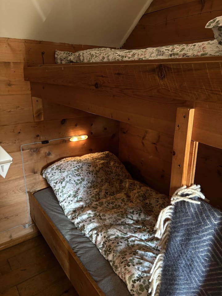 حجم الأسرّة:
الجزء السفلي من السرير: 175 سم × 95 سم
السرير العلوي: 175 سم × 85 سم