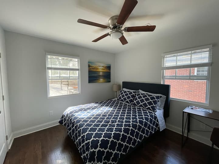 Დაისვენეთ მყუდრო საძინებელში პლუშის საწოლით, რბილი თეთრეულითა და თბილი განათებით. Უამრავი სათავსო და მშვიდი ატმოსფერო მშვიდი ღამეებისთვის. 