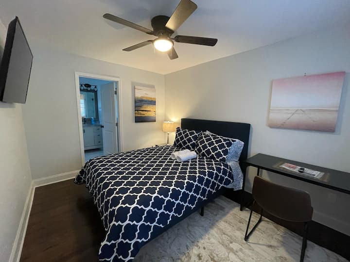 Დახვეწილი საძინებელი კომფორტული ორადგილიანი საწოლით, მინიმალისტური დეკორითა და უშუქო ფარდებით იდეალური ძილისთვის. Შედის დამტენი სადგურები და საკმარისი სივრცე კარადაში. 