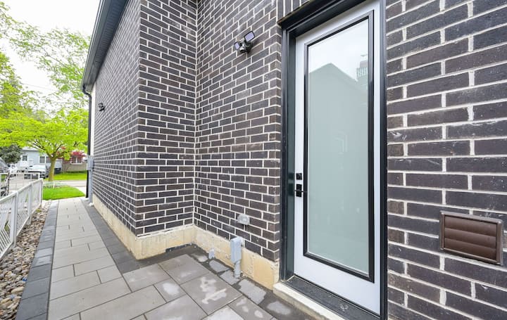 4 Bedroom Basement Apartment - Toronto