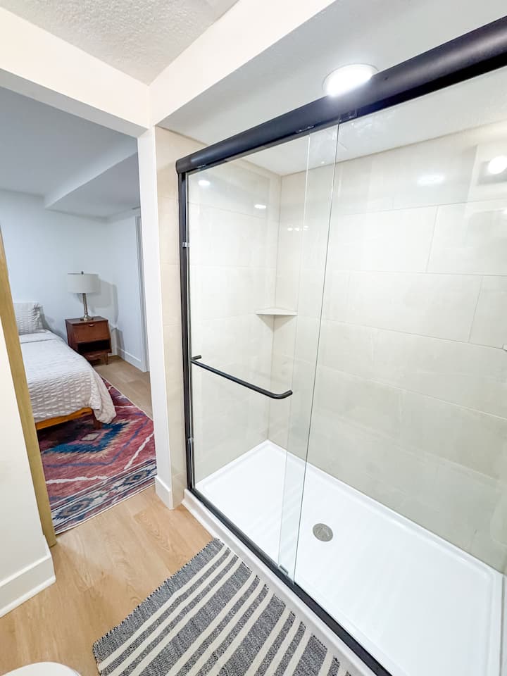 Modern Comfort On Crystal – Sleeps 16! - Belton, MO