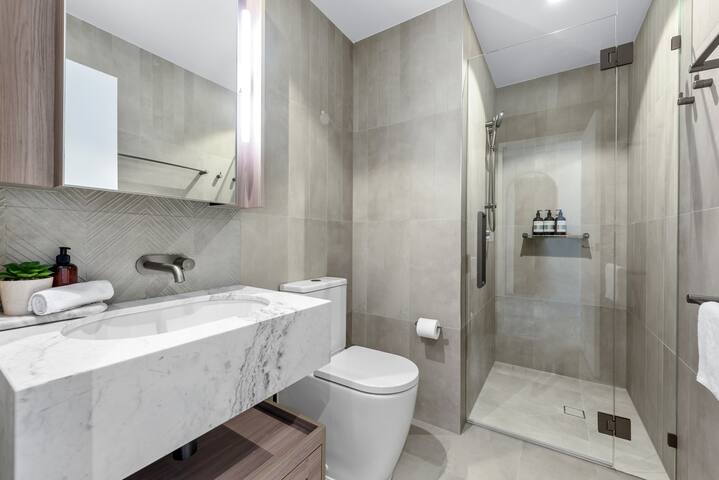 Queens Wharf ~ Luxe 3BR w/ Stunning View & Parking gallery image 4