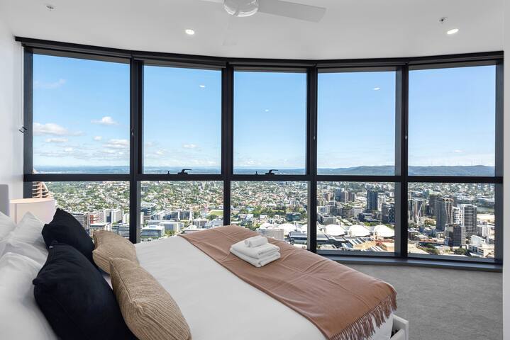 Queens Wharf ~ Luxe 3BR w/ Stunning View & Parking gallery image 3
