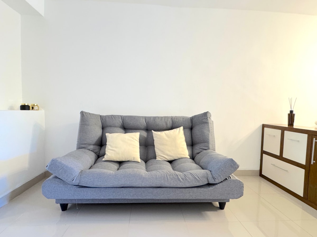 พื้นที่นั่งเล่นชั้นบนที่อบอุ่นพร้อมโซฟาเบดหรูหราเหมาะสำหรับการอ่านหนังสือดูหนังหรือรองรับผู้เข้าพักเสริม