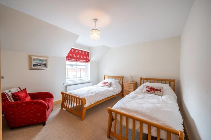 غرفة توأم في الطابق العلوي بجوار الحمام الرئيسي