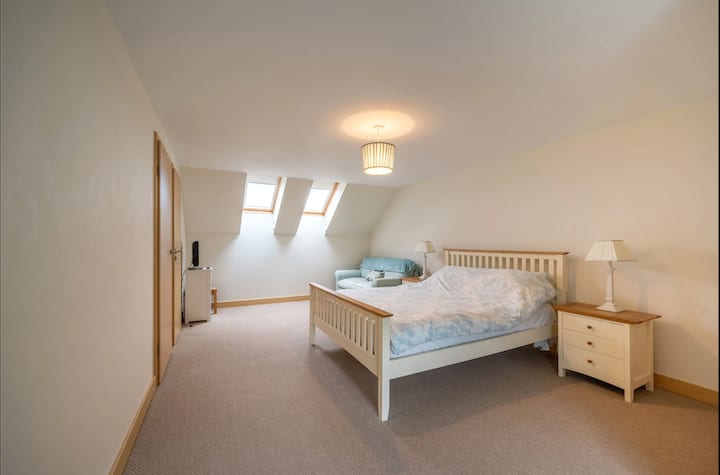 غرفة نوم رئيسية في الطابق العلوي مع غرفة استحمام داخلية