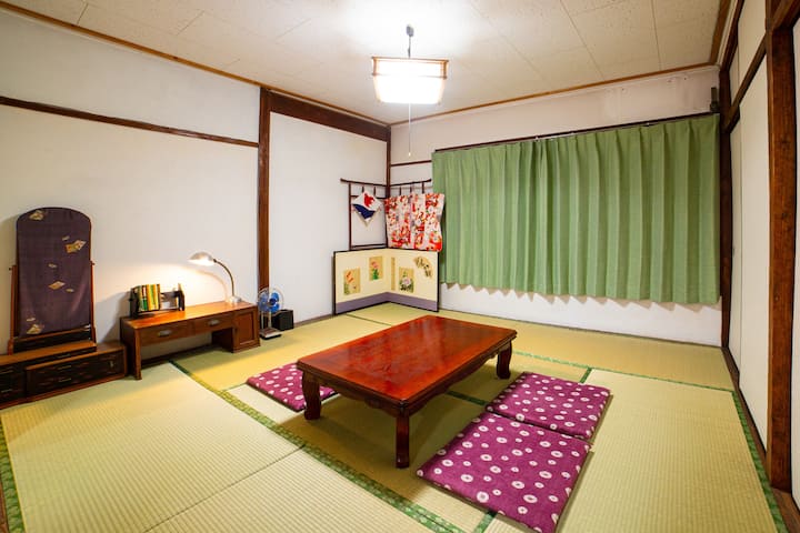 This 8-tatami mat Japanese-style room can sleep 3-4 people on futons.It is a 2-minute walk to Nagasaki City Hall, and a 10-minute walk to Nagasaki's best downtown area, Hamamachi, but it is a quiet inn day and night, so you can relax after a long day of sightseeing.
The interior was designed in the image of the proprietress' family home, a 120-year-old townhouse.A dressing table with a mirror, a desk with a retro early Showa-era lamp, a coat rack with a pillow screen... When you imagine a newlywed couple in 1965, you can see the beloved items they brought from their parents' homes, and the lifestyle of their parents, who were probably born in the Taisho or Meiji eras.