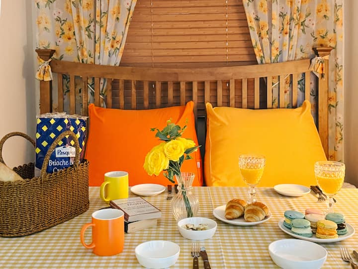 هذا المسكن، الذي يحتوي على طاولة كبيرة تتسع لـ 6 أشخاص وأريكة مريحة باللونين البرتقالي والأصفر، هو مكان جيد لتناول الطعام العاطفي لمشاركة الطعام اللذيذ مع الأصدقاء والعائلة وصنع ذكريات جيدة. 
استمتع بالأجواء الدافئة لحفلة منزلية أثناء السفر