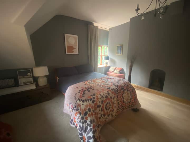 主卧位于房子顶部，配有衣柜，可俯瞰绿色景观。