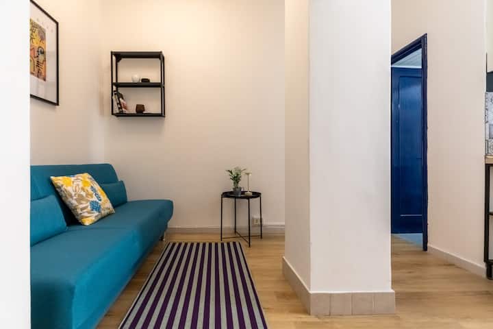 Una zona de estar para relajarse o trabajar, o para disfrutar de un café o un aperitivo. Si es necesario, el sofá se puede transformar fácilmente en una cómoda cama individual grande. 