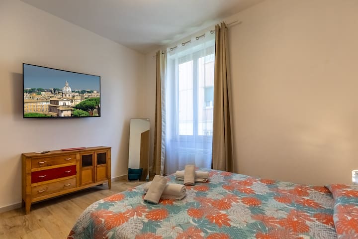 Dormitorio con vistas tranquilas al jardín interior. Cama doble grande y cómoda, TV inteligente, aire acondicionado nuevo, persianas y cortinas opacas para descansar que garantizan una comodidad total. 