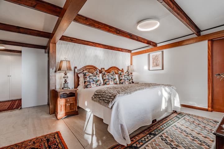 זוהי סוויטה מפוארת הממוקמת למטה ונפתחת אל פטיו פרטי יפהפה וגינה עם גישה ישירה לחוף הים. יש בה חדר רחצה פרטי משלה, וגם נופים מרהיבים.