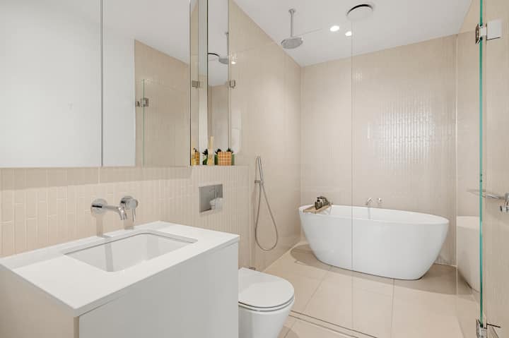 Full bathroom 2 image 1