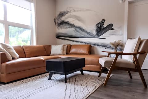 Top Airbnb: Golden DT Condo w/ private hot tub, sleeps 6 in Golden
