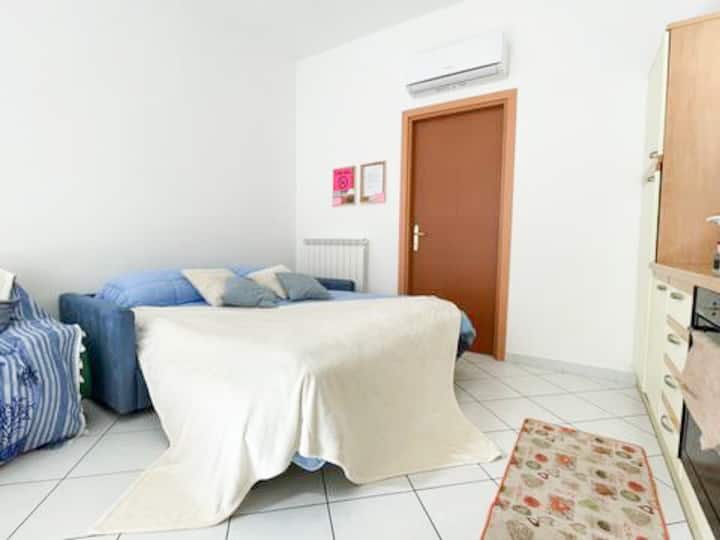 Каучот на спуштање, веќе отворен, нуди практично и удобно решение за ноќевање. Веднаш до него, вратата води до просторот за спиење и бањата, што ја прави околината добро распоредена и лесна за живеење.
Клима уредот обезбедува пријатна клима.
