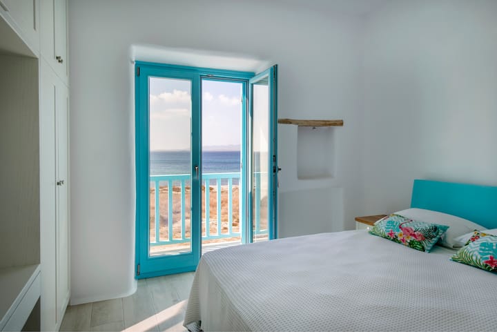 Cómodo y soleado, este segundo dormitorio ofrece vistas panorámicas de la piscina infinita y del resplandeciente azul del Egeo.