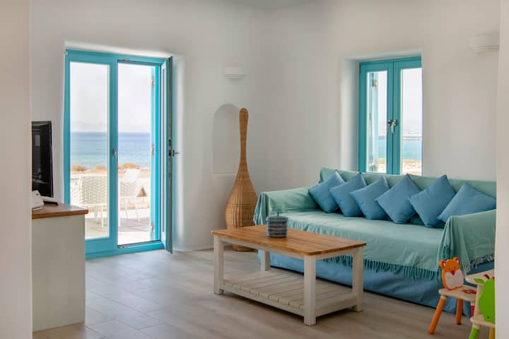 Disfruta de la vida en la isla en nuestro luminoso y espacioso salón, con cómodos asientos, vistas al mar y una televisión inteligente para noches tranquilas o maratones de películas.