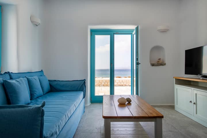 Relájate con estilo. Un acogedor salón con impresionantes vistas a la piscina y al mar, además de una Smart TV para tu entretenimiento.