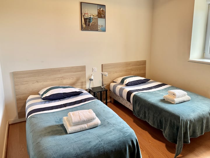 Tweede slaapkamer 
Twee eenpersoonsbedden 90x200cm 
Inloopkast
Rolluiken op het raam