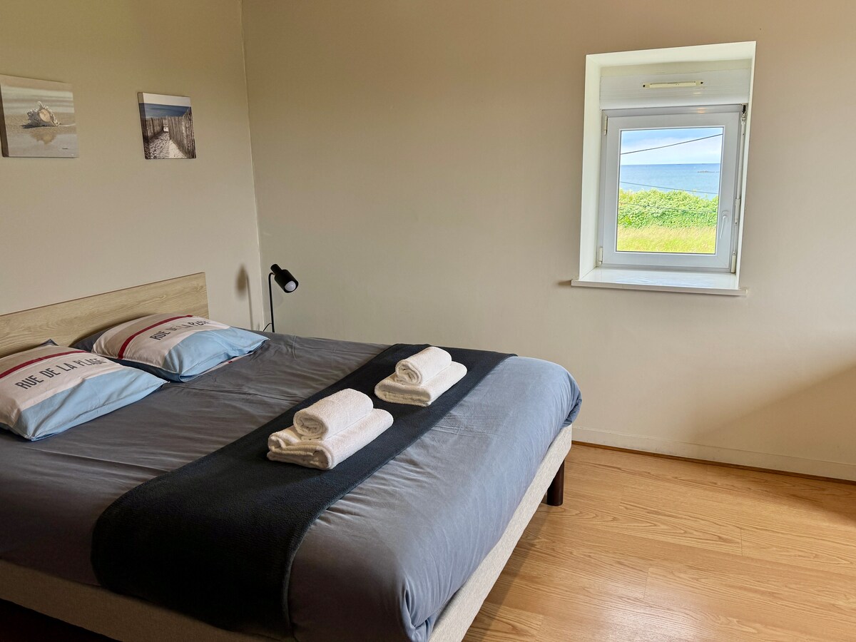 Dhomë e bollshme, pamje nga deti dhe kopshti. 
Krevat 160x200cm 
Dollap shëtitës
Tavolinë pune 