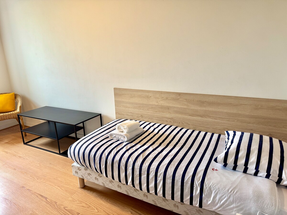 Dhoma e 3-të e gjumit 
Krevat tek 90x200cm 
Raft veshjesh, magazinim, kolltuk 
Pamje nga kopshti