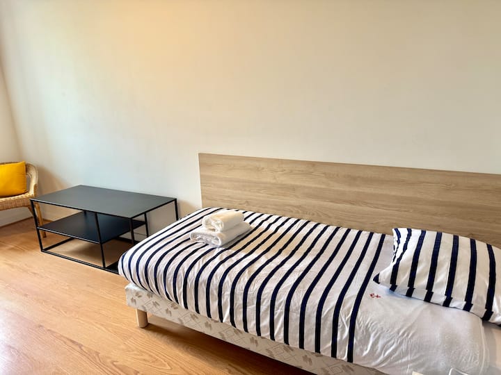 2e slaapkamer 
Eenpersoonsbed 90x200cm 
Kledingrek, opbergruimte, fauteuil 
Uitzicht op de tuin