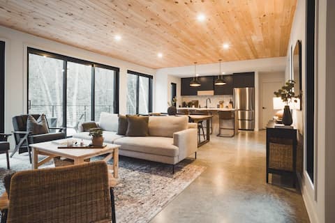 Popular Airbnb listing: NEW! Luxe Nature Chalet Spa | Chic Shack Tremblant in La Conception