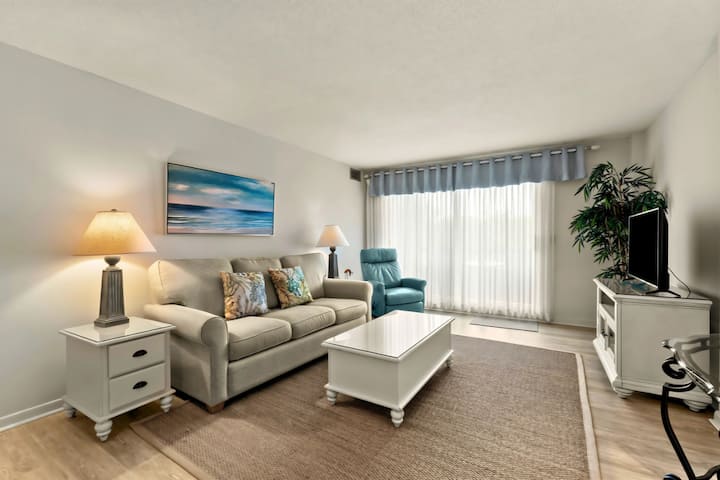  ที่พักสว่างและโปร่งโล่งพร้อมการตกแต่งสไตล์เขตร้อน เหมาะสำหรับการพักผ่อนหลังการผจญภัยบนเกาะ