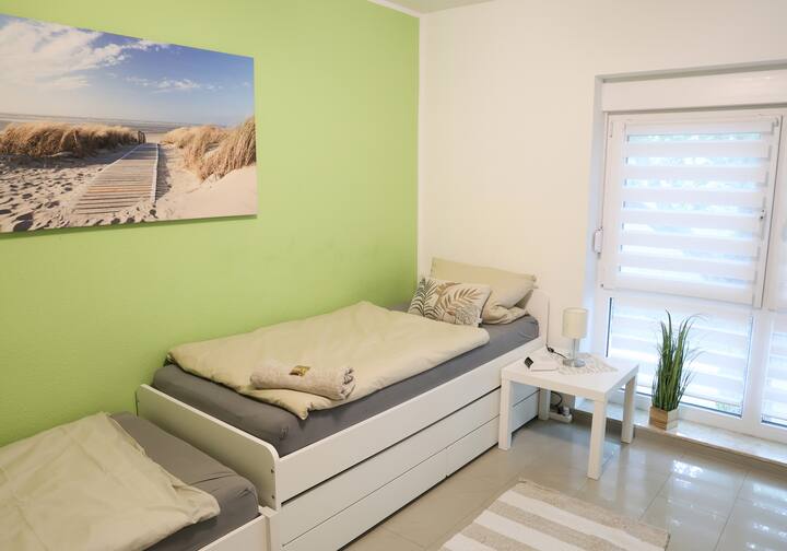 Ugodna soba s 2 jednostruka kreveta i velikim prozorom