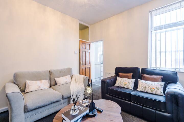 Viti maridadi na vyenye nafasi kubwa vinavyofaa kwa ajili ya jioni au mazungumzo ya kahawa ya asubuhi.