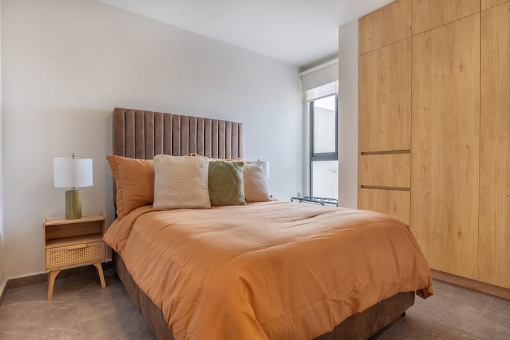 ️ พักผ่อนบนเตียงคู่พร้อมผ้าปูที่นอนนุ่มและบรรยากาศอบอุ่น