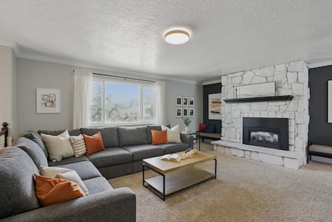 Popular Airbnb listing: 1 min Lindon Temple- Sleeps 16, hot tub, Xbox in Orem