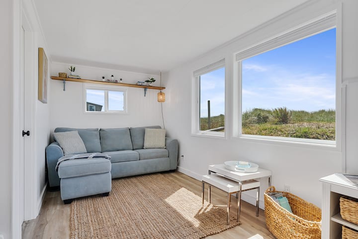 Beachside Bungalow I Wake To Waves I Oceanfront - Rockaway Beach, OR