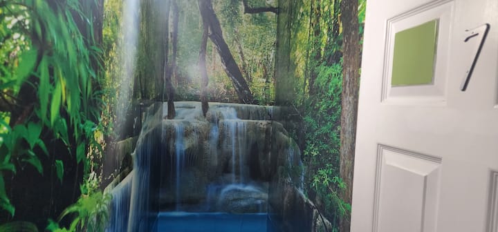 Mlango wa 7, unaoelekea kwenye fleti yetu ya chini ya ghorofa.
