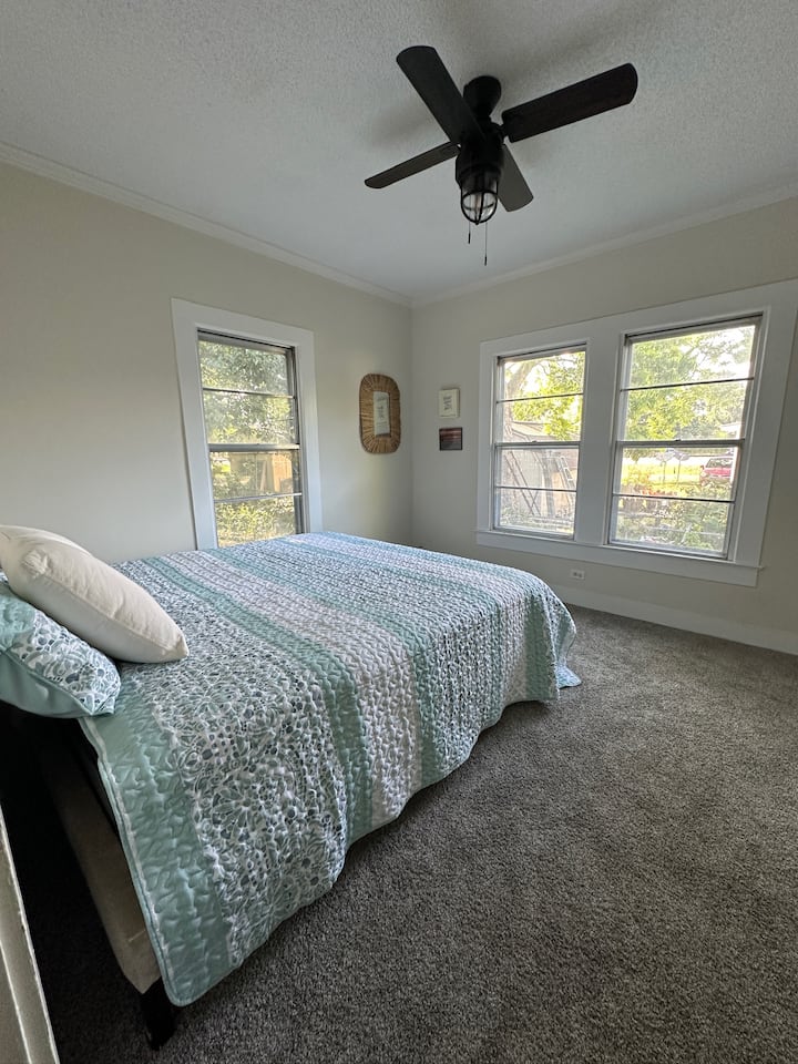 Svetlá a vzdušná spálňa s veľkými oknami, ktoré vpúšťajú ranné svetlo. Oddýchnite si na útulnej manželskej posteli California king, pripravte sa s ľahkosťou pomocou zrkadla v plnej dĺžke a udržujte si priestor uprataný pomocou pohodlných zásuviek na oblečenie.