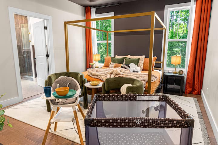 有儿童随行？ 我们宽敞的主套房包括婴儿床、高脚椅和婴儿友好设施，使这座阿什维尔度假屋非常适合多代家庭和幼儿入住！