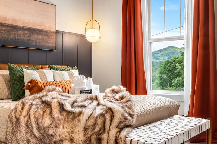 在这间宁静的特大套房中，您可以欣赏山景，享受柔软的纺织品、温暖的色调和舒适的奢华。 我们以音乐和自然为主题的阿什维尔度假屋，深受房客喜爱。