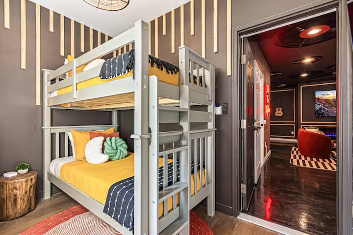  这间时尚的双层床房位于音乐休息室旁边，配备现代化的床铺、俏皮的枕头，可直接进入娱乐区，让您尽享舒适的度假体验。 非常适合较大的家庭或朋友团体！
