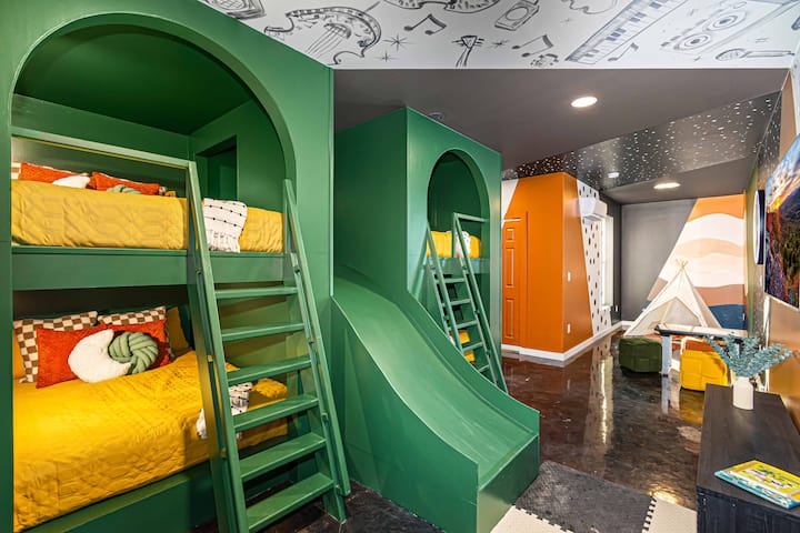  滑入您的卧室！ 这间定制的双层床房配备了内置室内滑梯、奇幻天花板艺术和阅读角，非常适合儿童入住，是专为家庭娱乐设计的阿什维尔短期租赁房。