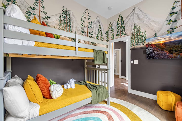 这间令人愉悦的双层床房非常适合儿童和青少年入住，配有彩色床上用品、彩虹地毯和手绘山景壁画。 阿什维尔的梦幻之地！

