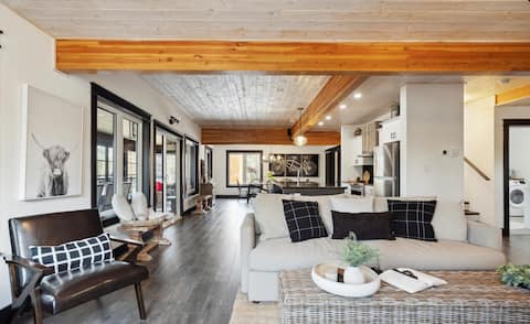Popular Airbnb listing: Lakefront Cottage, Firepit, Kayaks! in Gravenhurst